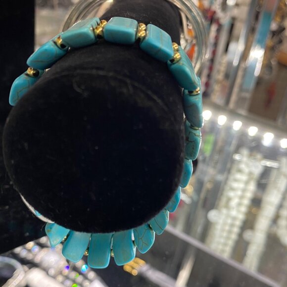 🩵🩵 ✨ Southwestern Turquoise Statement Stretch Bracelet w/ Gold Beads | Boho - Picture 3 of 3